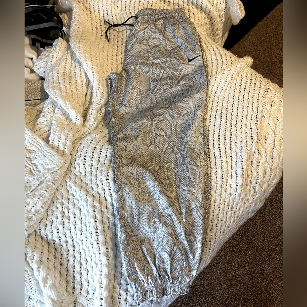 Nike Gray Snakeskin Women's Loose Fit Joggers | Size Medium | NWOT